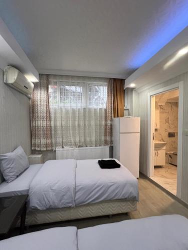 een slaapkamer met een groot bed en een raam bij KAMER Apart Hotel in Istanbul
