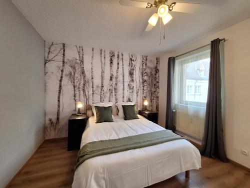 une chambre avec un grand lit et une fenêtre dans l'établissement Le Kuttel Colmar Centre Historique, à Colmar