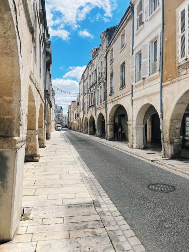 une rue vide dans une ville avec des bâtiments dans l'établissement Le Penthouse de La Rochelle, à La Rochelle
