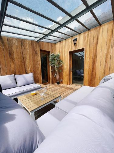 une chambre avec deux lits et une table dans l'établissement Le Penthouse de La Rochelle, à La Rochelle