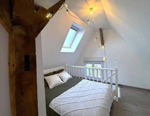 - une chambre avec un lit et un arbre dans l'établissement Au charme Amboisien, maison centre ville avec jardin, à Amboise