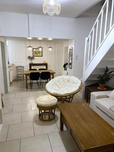 un salon avec une table et une salle à manger dans l'établissement Au charme Amboisien, maison centre ville avec jardin, à Amboise