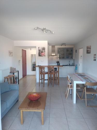 un salon et une cuisine avec un canapé et une table dans l'établissement Appartement proche de la mer, à Banyuls-sur-Mer