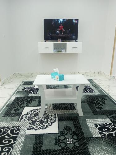 Телевизор и/или развлекательный центр в white popular apartment