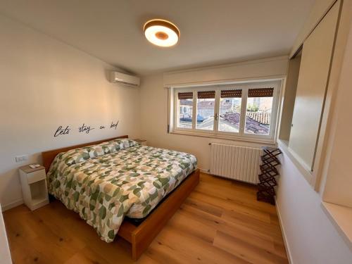 un dormitorio con una cama y una ventana en Casa del Moro, en Brescia