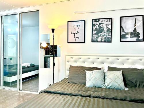 Χώρος καθιστικού στο Impact Arena Condo 2Rooms C3 by GoodRoom24