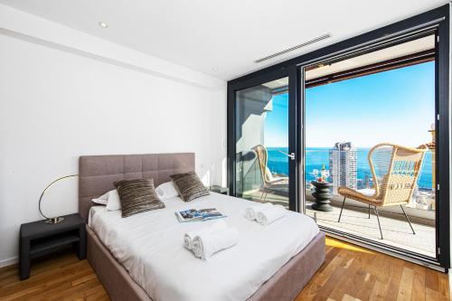 Postel nebo postele na pokoji v ubytování Joli appartement rénové - Lumineux - Vue mer - CQ