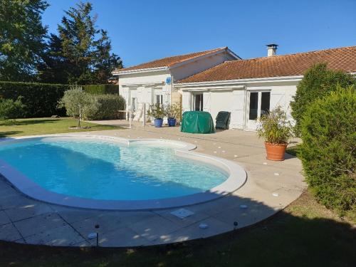 une piscine dans la cour d'une maison dans l'établissement Studio meublé 2 pièces jardin piscine, à Soulac-sur-Mer