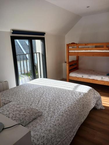 - une chambre avec un lit et deux lits superposés dans l'établissement Jolie maison contemporaine proche plage, à Ploudalmézeau