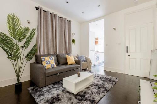 a living room with a couch and a coffee table at Cozy flat Near Paddington in London