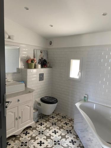 une salle de bain avec une baignoire, des toilettes et un lavabo dans l'établissement Villa Monte Cassino, à Tanneron