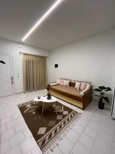 una sala de estar con un sofá y una mesa en Jimilio 1, en Spáta