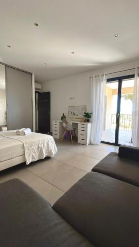 - une chambre avec 2 lits et un bureau dans l'établissement CasaNota Haut de villa 200m2 avec piscine privée, à Porto-Vecchio