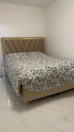 - un lit doté d'une couette dans l'établissement Maison type appartement 1ère étage, à Lieusaint