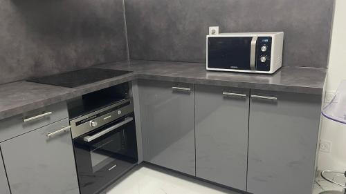 une cuisine avec un comptoir avec un micro-ondes dessus dans l'établissement Maison type appartement 1ère étage, à Lieusaint