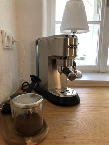 HannersdorfにあるLuisenhofのコーヒーメーカー(ランプの横のテーブルに座る)