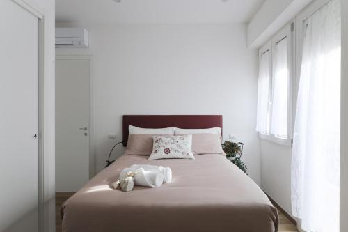 una camera da letto con un letto con due animali di peluche sopra di Well Done - 50mt Isola Pedonale Centro - 10 Min Mare a San Benedetto del Tronto