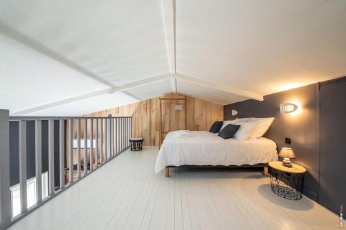une chambre avec un lit et un balcon dans l'établissement La Cabane du Trel Maison de Charme l Piscine, à Campagnac