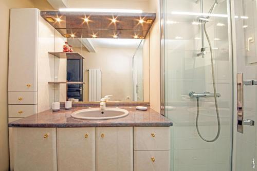 une salle de bain avec un lavabo et une douche dans l'établissement La Cabane du Trel Maison de Charme l Piscine, à Campagnac