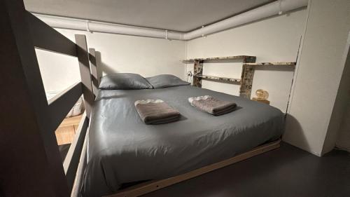 une chambre avec un lit avec deux serviettes dessus dans l'établissement Studio en plein cœur de South Pi, à Paris