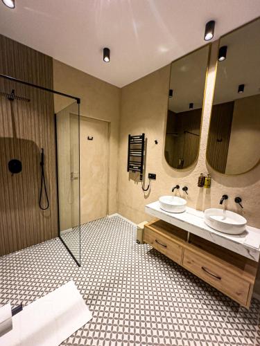a bathroom with two sinks and a shower at Alpine Oasis - Silver Mountain in Poiana Brasov