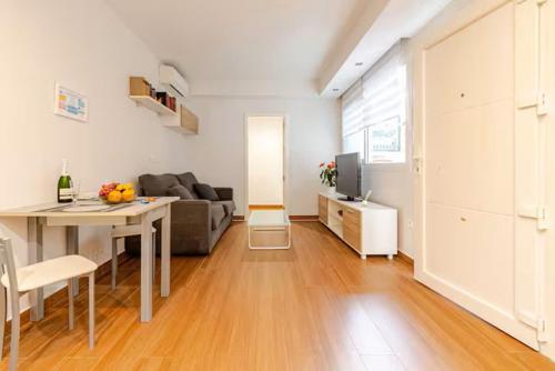 a living room with a couch and a table at Acogedor apartamento en el centro con muchas comodidades in Marbella