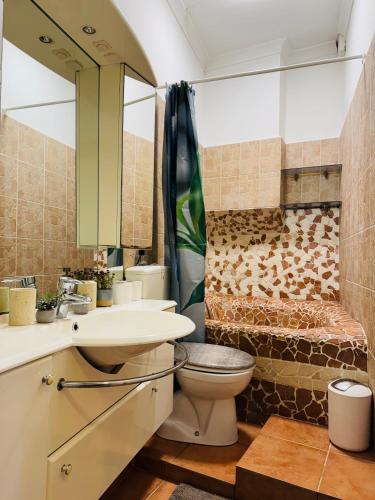 韦德尔Altstadt-Charme bei Hamburg mit Garten & Grill的带马桶和水槽的浴室