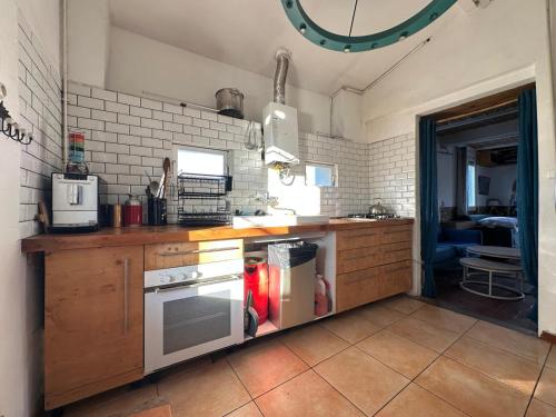 une cuisine avec une cuisinière et un comptoir dans l'établissement Bord de Mer Paulilles, à Port-Vendres