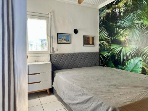 - une chambre avec un lit et un mur de plantes dans l'établissement Bord de Mer Paulilles, à Port-Vendres