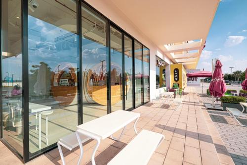Balcone o terrazza di 1BR Aesthetic Home by Blue Cloud Holidays