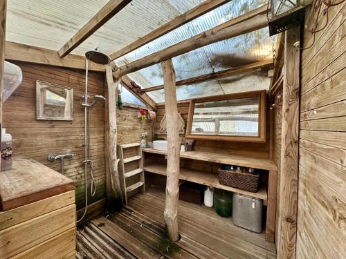 une salle de bain avec douche et lavabo dans l'établissement Bord de Mer Paulilles, à Port-Vendres