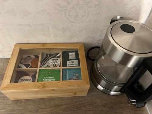 a table with a blender next to a wooden box at Ferienwohnung mit Infrarotsauna in Coesfeld