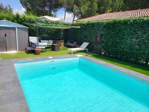 a large blue swimming pool in a yard at El Remanso casa para desconectar in Aldea del Fresno
