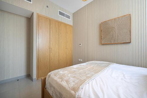 Postel nebo postele na pokoji v ubytování 1BR The Monarch Suite by Blue Cloud Holidays