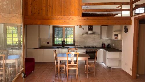 a kitchen with a table and chairs in it at La tana dei Ricci in Fiano Romano