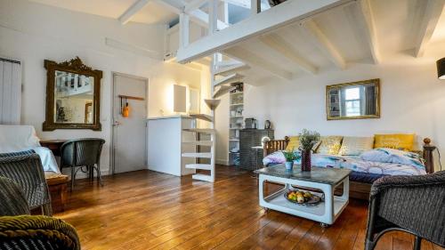 un salon avec un canapé et une table dans l'établissement 08 Grand Loft near notre dame, à Paris