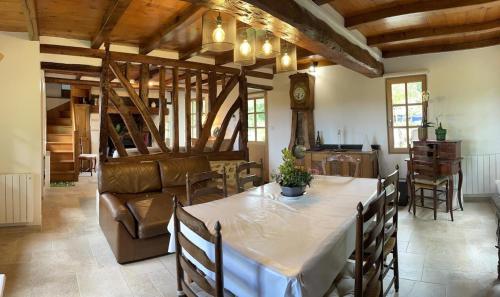 une grande salle à manger avec une table et des chaises dans l'établissement Maison de campagne proche de Deauville, à Pierrefitte-en-Auge