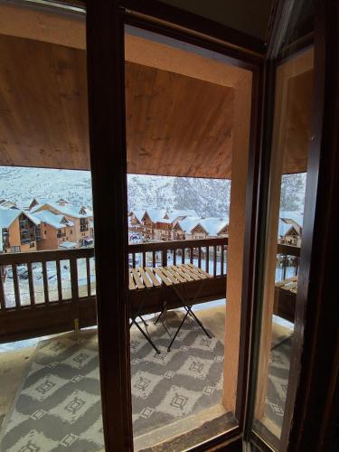 L'Ourson skis aux pieds