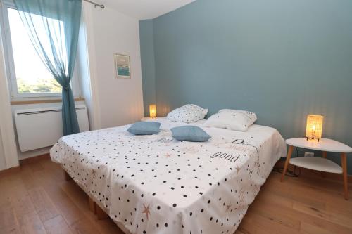 une chambre avec un lit, une fenêtre et une table dans l'établissement L'Océan by Tranquil at Home, à Pornichet