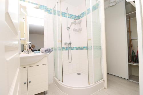 une salle de bain avec douche et lavabo dans l'établissement L'Océan by Tranquil at Home, à Pornichet