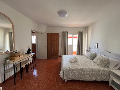 Habitacion doble con terraza a 50m de la playa Los Cristianos