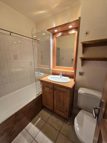 une salle de bain avec un lavabo, des toilettes et un miroir dans l'établissement BEC 562 - Beautiful apt 4pers - Tignes le Lac, à Tignes