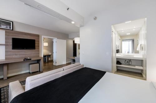 Una televisión o centro de entretenimiento en Staybridge Suites São Paulo by IHG