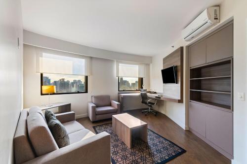 Un lugar para sentarse en Staybridge Suites São Paulo by IHG