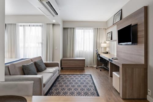 Una televisión o centro de entretenimiento en Staybridge Suites São Paulo by IHG