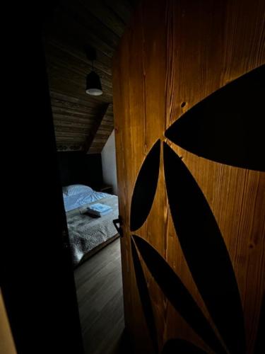 a room with a wooden door with a bed in it at Porębiańska Osada Resort & Spa in Szlembark