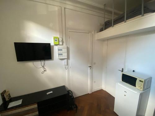 Cette petite chambre dispose d'un four micro-ondes et d'une télévision murale. dans l'établissement Studio avec mezzanine centre de Rouen - 015, à Rouen