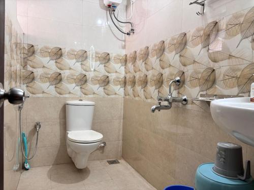 a bathroom with a toilet and a sink at Cozy 3 BHK row house near Panjim in Bambolim