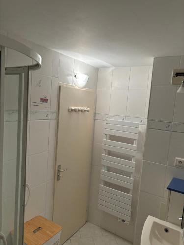 une salle de bain avec douche et toilettes dans l'établissement le balcon de Funès, proche des plages, à Fréjus