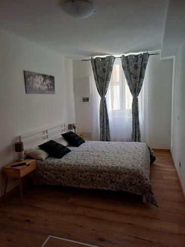 Postel nebo postele na pokoji v ubytování Monica's home